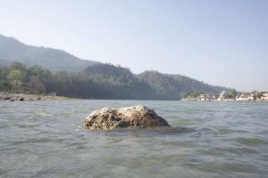 Skala v Gangest kjer je sedel Radhanath Svami